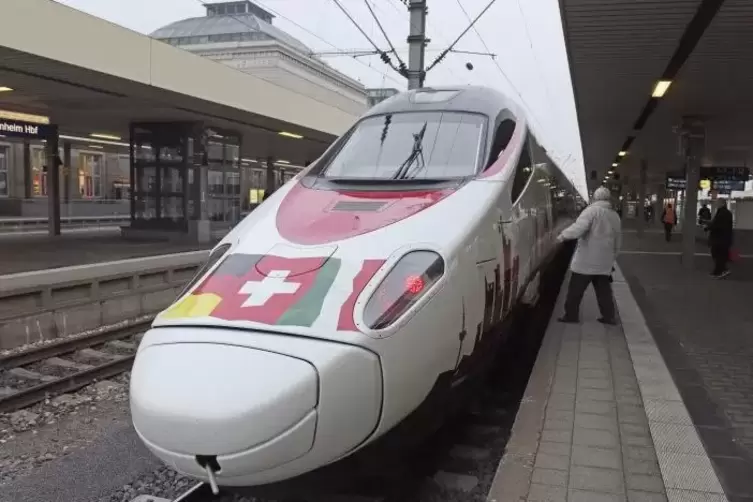 Astoro-Triebzüge der Schweizer SBB (hier in Mannheim auf dem Weg nach Mailand) übernehmen nach der durchgehenden Elektrifizierun