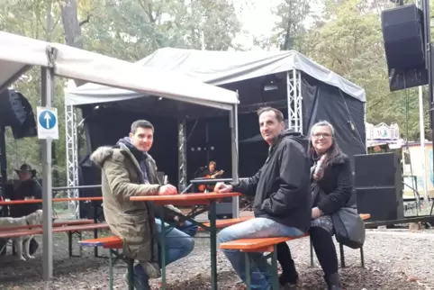 Die Veranstalter Dennis Neff, Dirk Scholz und Yvonne Moissl (von links) sehen ihr erstes Waldfest als Übung für das nächste Jahr