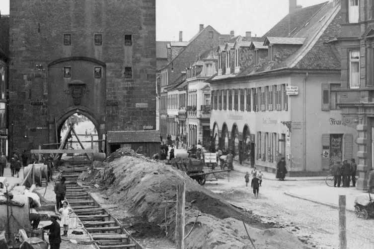 Kanalisationsarbeiten am Postplatz im Jahr 1926: Die Musikalienhandlung der Familie Hildesheimer an der Ecke Roßmarktstraße (rec