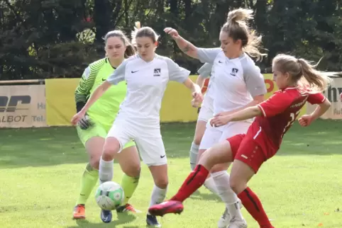  Die gute Möglichkeit für Deborah Weber (rot) in der 9. Minute. Der Ball geht knapp am Pfosten vorbei.