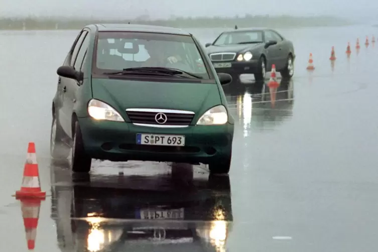 Rund ein Jahr nach dem „Elchtest“ in Schweden loteten Mercedes-Testfahrer auf dem Daimler-Prüfgelände in Papenburg (Niedersachse