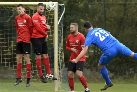 Gute Abwehrleistung gefragt: der FV Berghausen (rot) im Spiel bei FSV Schifferstadt II. 