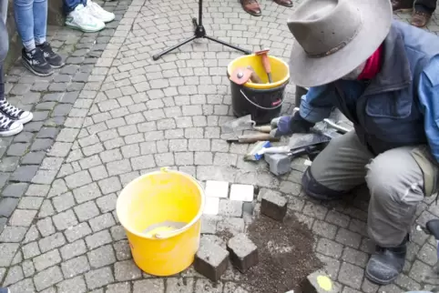 Der Künstler Gunter Demnig beim Verlegen der ersten Stolpersteine 2016 in Rockenhausen. 