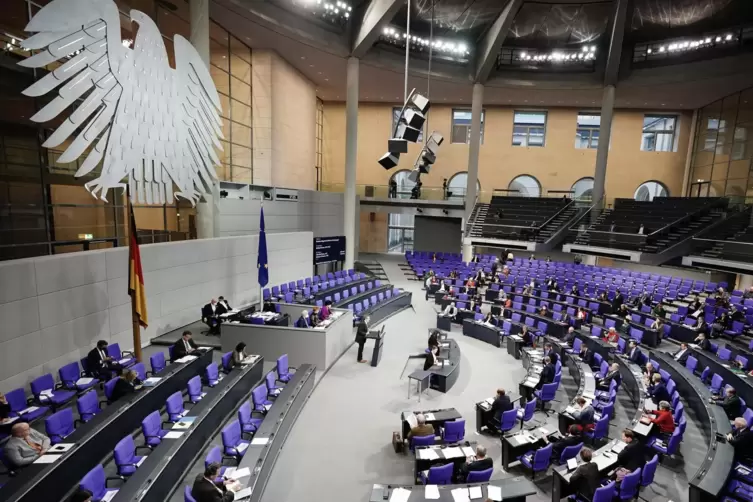 Der Bundestag muss mehr in die Corona-Entscheidungen eingebunden sein, fordern nicht nur Oppositionspolitiker.