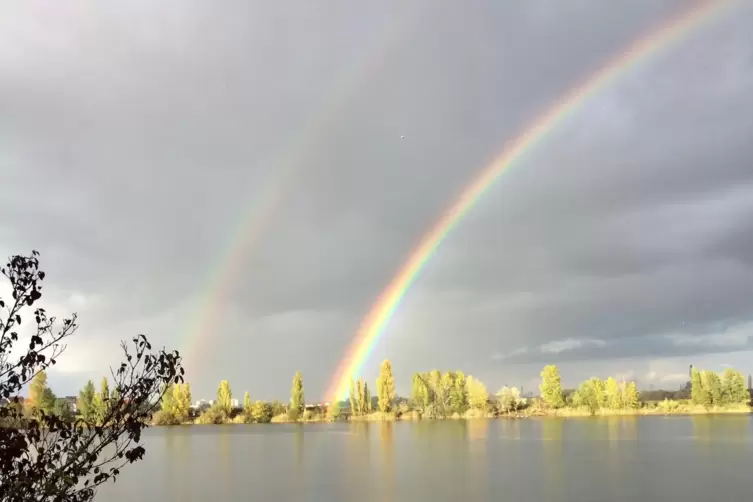 Faszinierend: Doppelter Regenbogen am Begütenweiher.