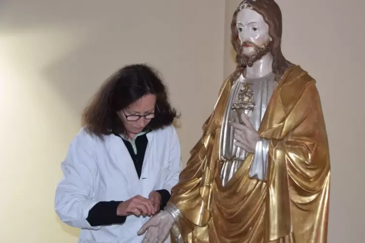 Restauratorin Sabine Scherer aus Fischbach bei der Arbeit an der lebensgroßen Christusfigur.