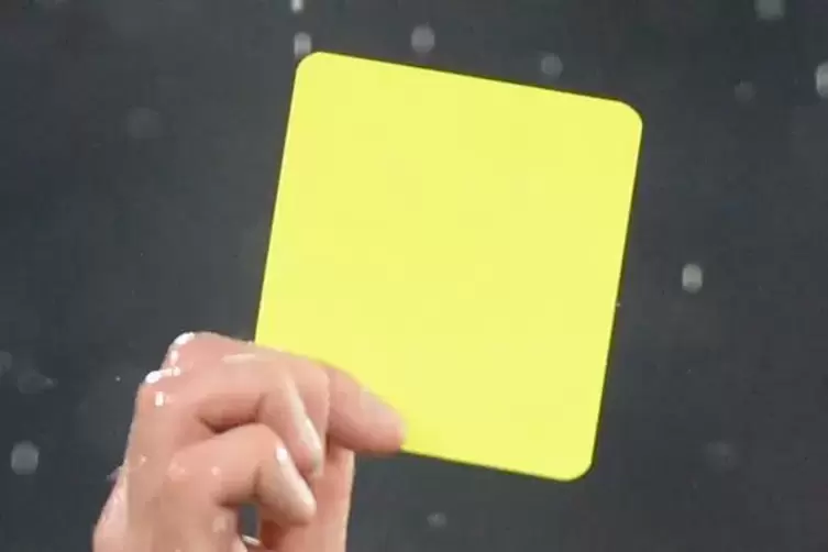  Gelbe Karten gibt es nicht nur im Fußball.