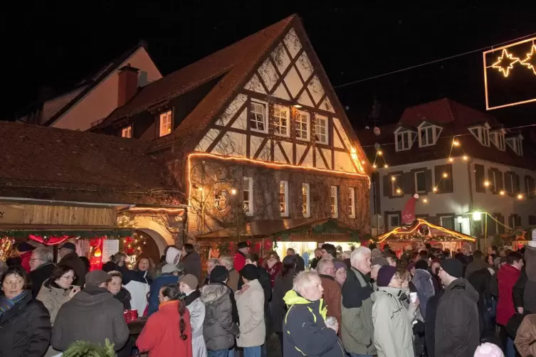 Gehört zum Weihnachtsmarkt dazu wie Glühwein und gebrannte Mandeln: Ein Menschengedränge auf dem Weihnachtsmarkt an der Abteikir