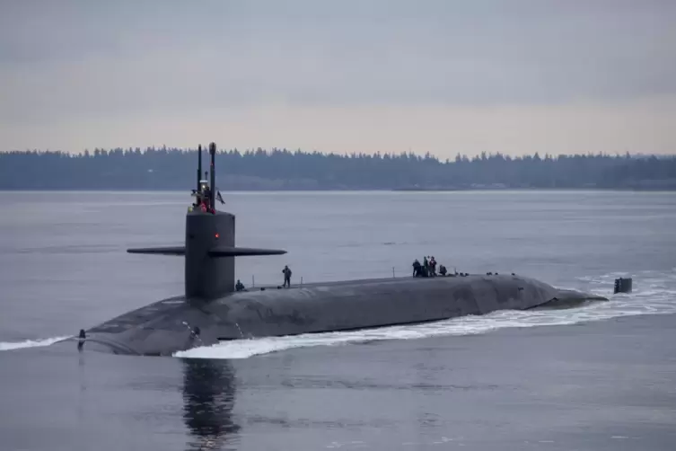 Das US-amerikanische Atom-U-Boot USS Pennsylvania (SSBN 735) kann 24 Interkontinentalraketen mit sich führen. 