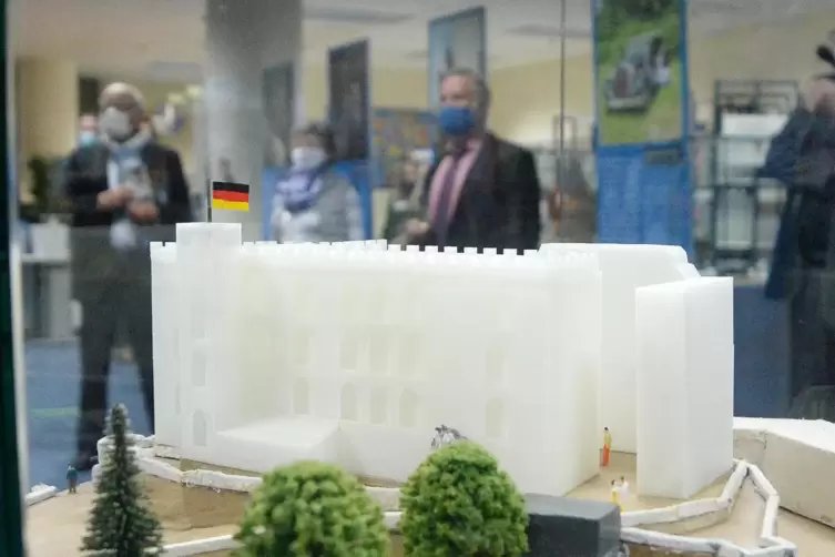 Das Modell des Hambacher Schlosses hatte die Schul-AG „Jugend forscht“ in einem 3D-Drucker hergestellt. 