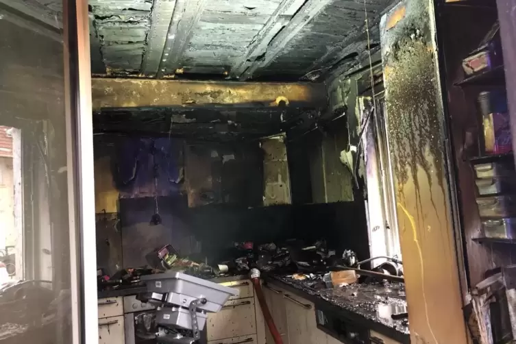 Komplett zerstörte Küche nach dem Brand. 