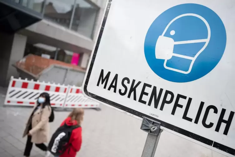 Auch in Ludwigshafen sollen Schilder auf die Maskenpflicht in der Innenstadt hinweisen.