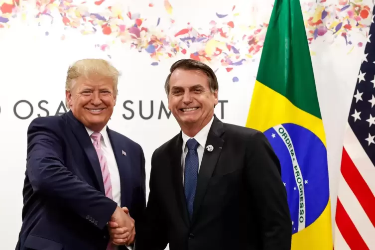 Jair Bolsonaro (rechts), Präsident von Brasilien, hofft auf einen Wahlsieg von US-Präsident Trump. Das Bild zeigt beide Politike