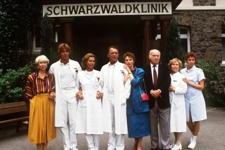 Das Team der Klinik mit Professor Brinkmann (Klausjürgen Wussow) in der Mitte. 