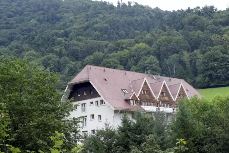 Au&szlig;enansicht der Klinik im Glottertal im Schwarzwald. 