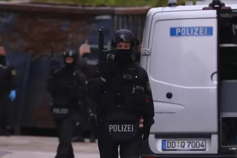 Nach dem Angriff durchsuchte die Polizei ein Haus.