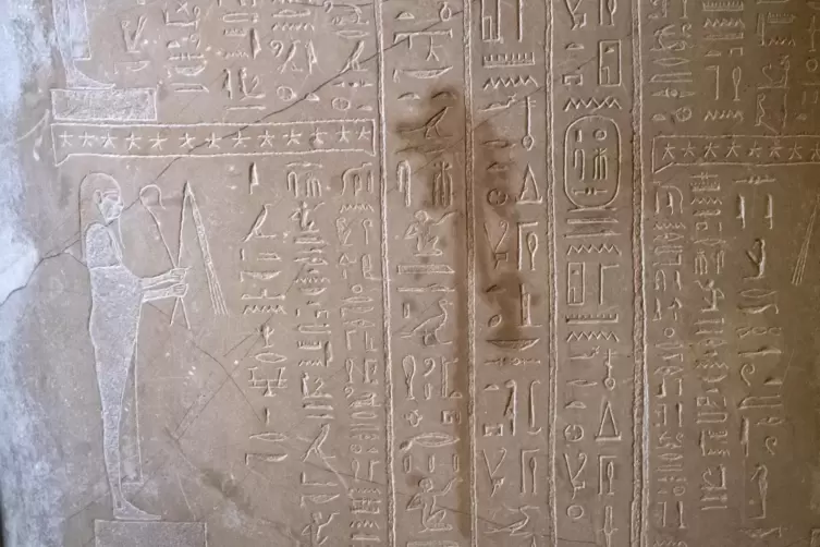 Spuren der Sachbeschädigungen an einem Sarkophag des Propheten Ahmose im Neuen Museum. 