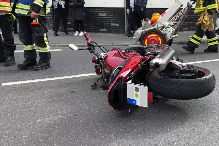 Der Fahrer dieses Motorrads musste schwer verletzt ins Krankenhaus gebracht werden. 