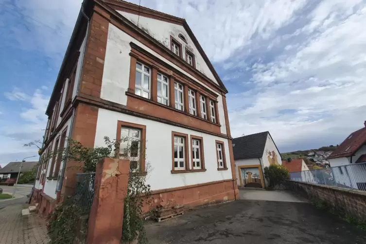 Ein Interessent könnte sich vorstellen, das ehemalige Schulhaus in ein Mietshaus umzubauen. Ob er das Gebäude kauft, ist aber no