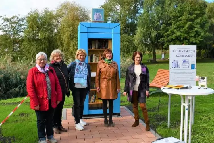 Vier Mitstreiterinnen der Initiative vor dem Bücherschrank: Anna Maria Kohler-Ulrich, Gabriele Martin, Waltrud Mattern, Beatrix 