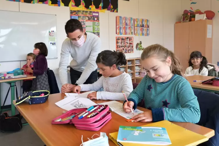  Herbstschule in der Siedlungsrealschule: Julian Porr bespricht mit den Kinder die Aufgaben.