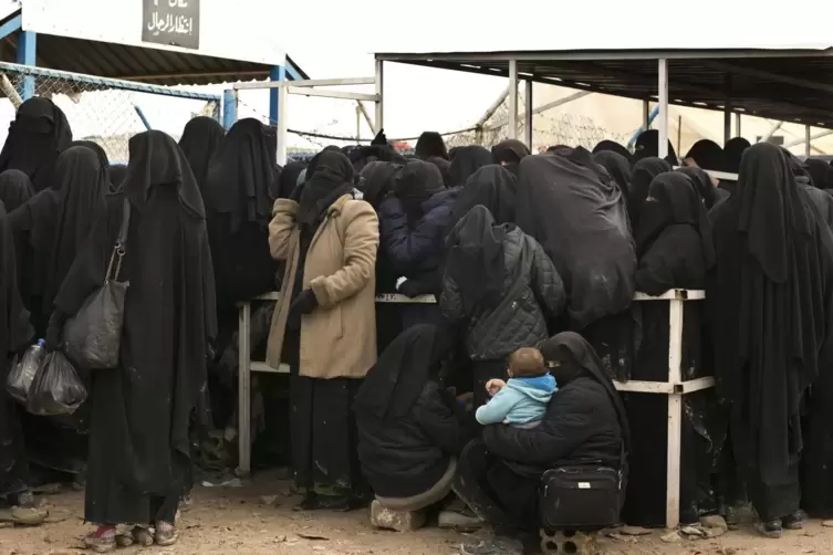 Frauen im syrischen Hilfslager al-Hul: Tausende von IS-Kämpfern sind zum Verhör in Gefangenenlager gebracht worden.