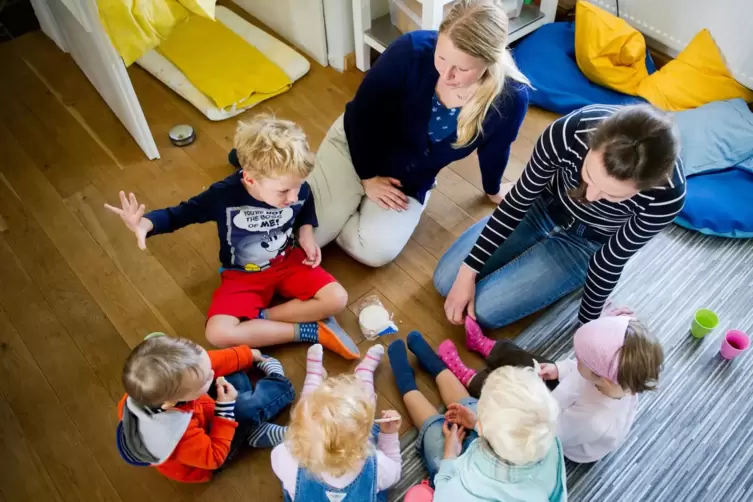 Die Betreuung von Kindern im kleinen Kreis – das ist eine Stärke des Modells Tagespflege, die Eltern besonders schätzen, wissen 