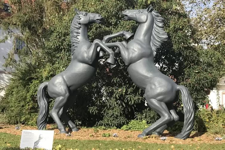 Zeigen die Verbundenheit zu Pferden: die Statuen vor dem Lautersheimer Gutshof.