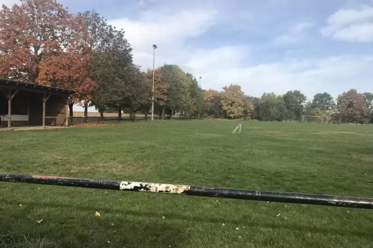 Fr&uuml;her St&auml;tte einiger hei&szlig;er Fu&szlig;ball-Derbys, heute nur noch Bolzplatz: der Rasenplatz des Sportvereins.