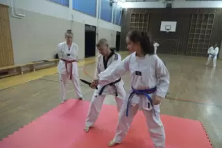 Oliver Schwarz vom TKD-Club Alzey demonstriert zusammen mit Isabella eine Selbstverteidigungsübung mit einem Gummimesser.