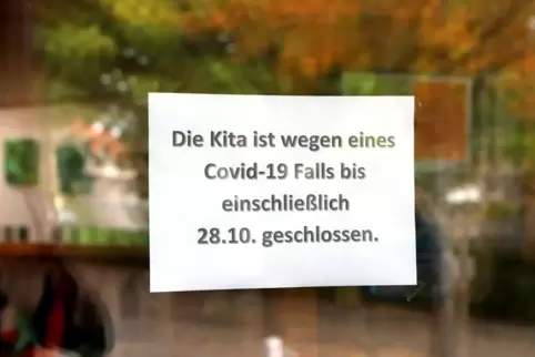 Ein Kind wurde mit dem Coronavirus infiziert. 