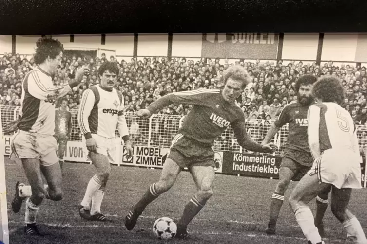 In seinen sechs Jahren beim FKP spielte Wendelin Guster (2. von links) auch mal gegen Bayern München mit Karl-Heinz Rummenigge (