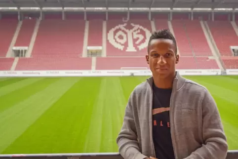 Dass Praktikant Raphael Holzdeppe dazu kommt, Partner von Mainz 05 auch mal bei einem Bundesliga-Spiel im Stadion zu betreuen, i