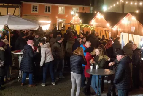 Dichtes Gedränge gehört zum Charakter gemütlicher Weihnachtsmärkte, wie hier in Schönenberg-Kübelberg. Wenn es nach Verbandsbürg