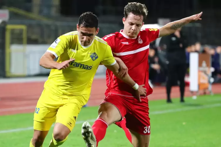 Gianluca Lo Scrudato (links), Abwehrspieler des Regionalligisten FK Pirmasens, im Zweikampf mit dem Neuzugang des TuS Koblenz, L