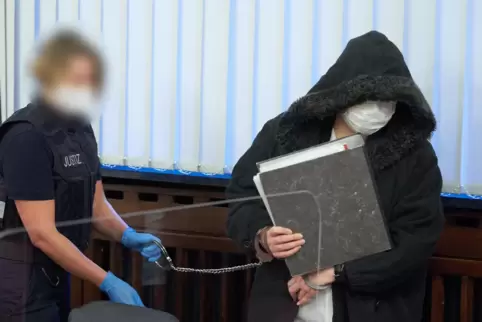 Im Oberlandesgericht: eine mutmaßliche Unterstützerin der Terrororganisation Islamischer Staat.