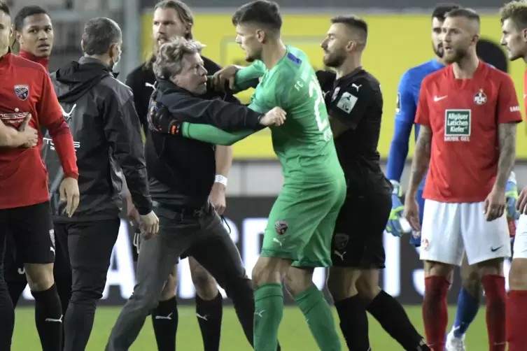 Nach dem Tritt: FCI-Torwart Buntic h&auml;lt Jeff Saibene zur&uuml;ck.