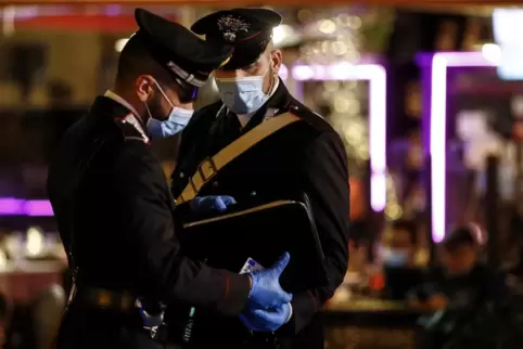  Carabinieri kontrollieren in Rom die Einhaltung der Corona-Maßnahmen. In Italien