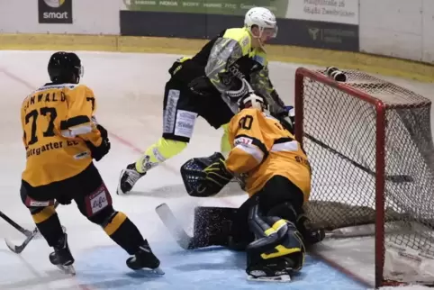 EHC-Trainer Ralf Wolf hofft, dass er am Sonntag genügend „Hornets“-Spieler (in Schwarz-Neongelb, hier gegen Stuttgart) zusammenb