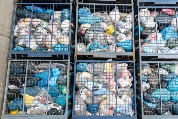 Säcke mit Altkleidern auf dem Gelände einer Recyclingfirma in Bayern. 