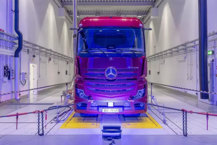 Ein Lkw steht auf einem Rollenprüfstand im Mercedes-Benz Werk in Wörth.
