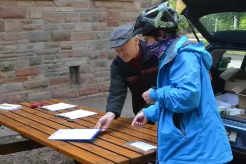 Förster Joachim Weirich kommt am Waldhaus Lambertskreuz mit Waldbesuchern ins Gespräch. 
