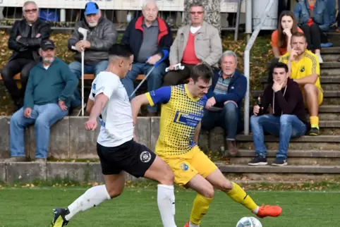 Szene vom Wasgauderby im Oktober 2019 mit dem Bundenthaler Janik Hunsicker (am Ball) und SCH-Verteidiger Gino Padberg. 