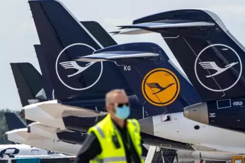 Die Lufthansa verschärft ihr Sparprogramm, legt noch mehr Flugzeuge auch langfristig still und baut noch mehr Personal ab. 