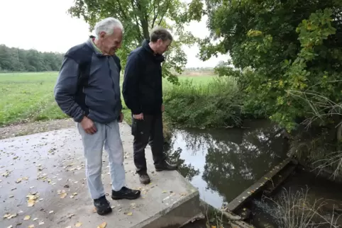 Hans (links) und Rüdiger Günther vor dem strittigen Wehrbauwerk am Otterbach. 