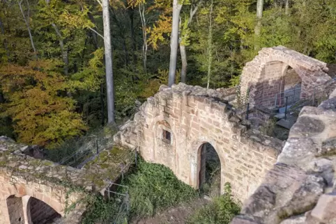 Eine der ältesten Burgen der Pfalz: die Meistersel bei Ramberg.