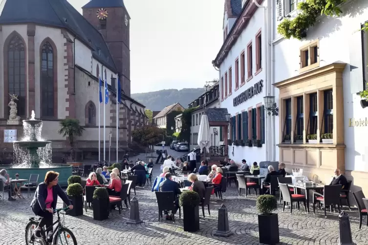 Der Marktplatz in Deidesheim ist derzeit gut belebt. 