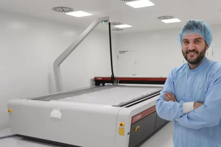Der Technische Leiter Tino Fiedler im Reinraum des Unternehmens: Das Lasergerät dient zum Schneiden von großen Filtertüchern.