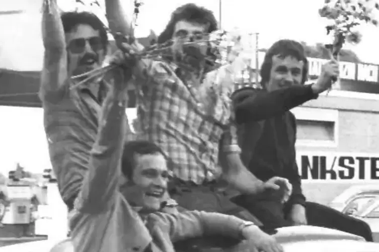 Peter Schlegel (unten) feiert 1976 mit Manfred Seiberth (links) , Klaus Steinmüller und Klaus LAngohr den Aufstieg des 1. FC 08 