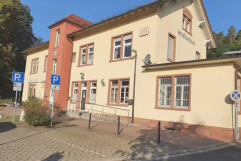 Erst Ende November öffnet die neue Postfiliale im früheren Bahnhofsgebäude.